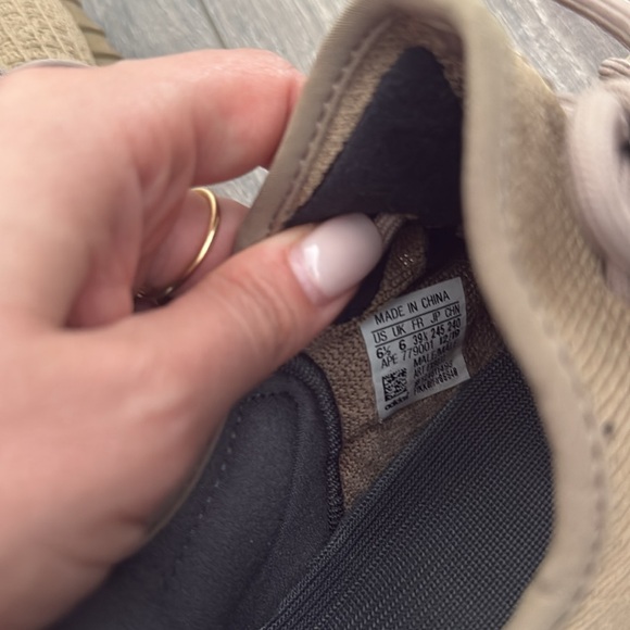 Yeezy - Picture 4 of 7